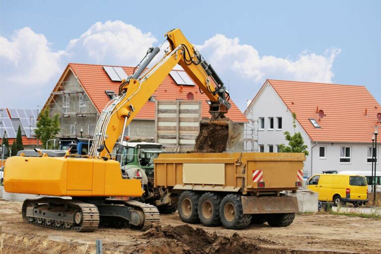 Tractopelle sur un chantier de terrassement à Saint-Dié-des-Vosges - Altan Bâtiment.