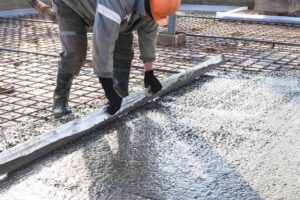 Travaux de béton armé réalisés sur une dalle de fondation par l'entreprise Altan Bâtiment.