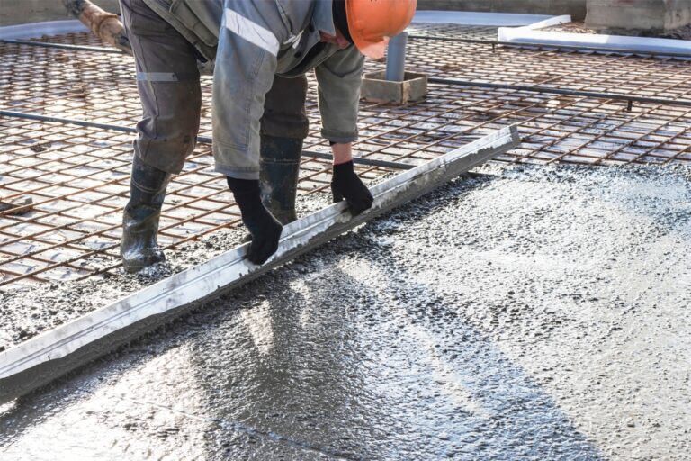 Travaux de béton armé réalisés sur une dalle de fondation par l'entreprise Altan Bâtiment.